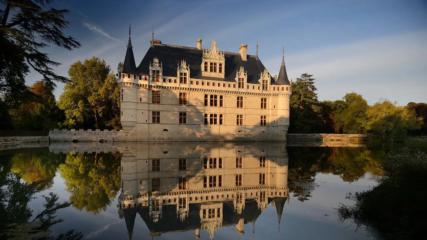 château d'azay-le-rideau se reflétant sur l'eau en fin de journée