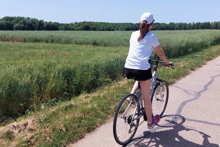 AM301-piste-cyclable-en-touraine-femme-velo
