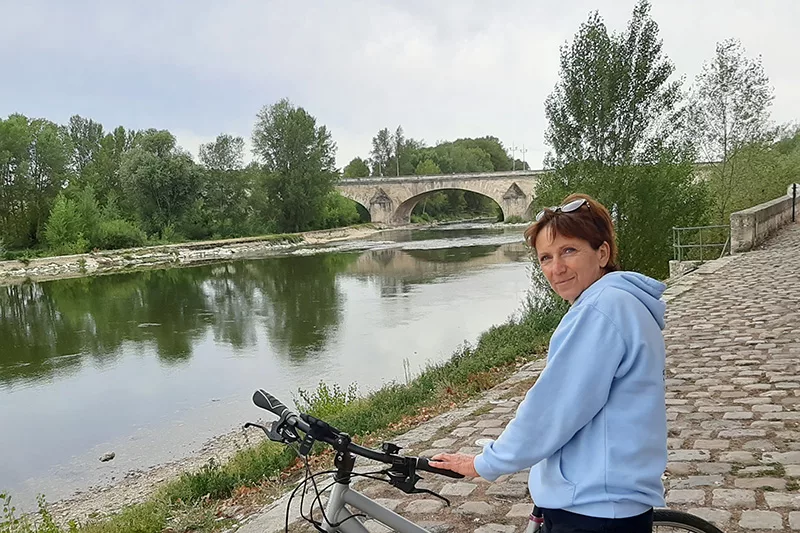 christine de Trip à vélo devant devant une rivière