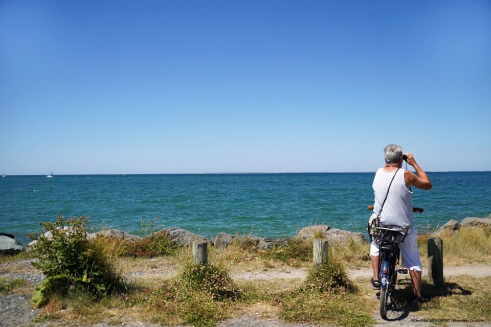 cycling by the ocean Photo credit Charlotte BARRIERE / CT; Charentes Tourisme